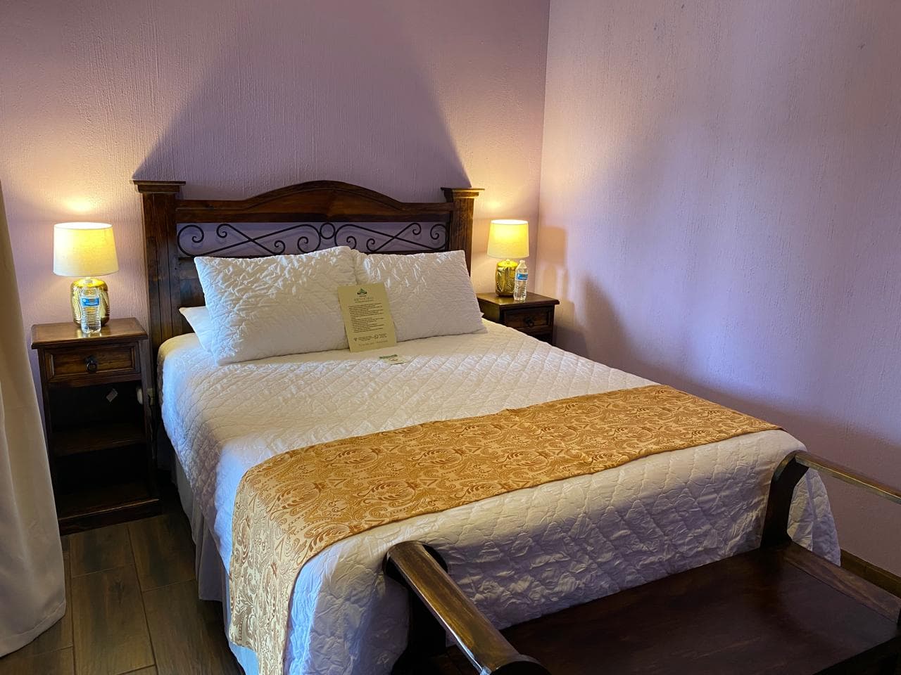 Habitación con cama grande