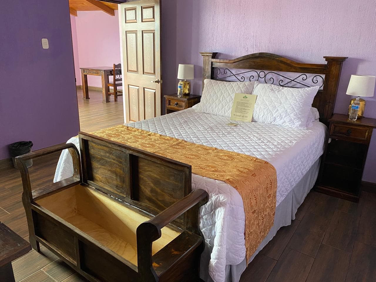 Habitación con cama grande
